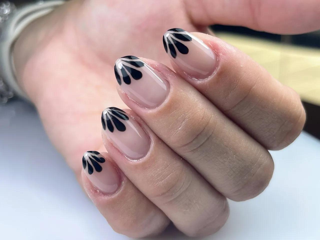Uñas de gel con diseño elegante en negro realizadas en Adrian Beauty Studio Gandía
