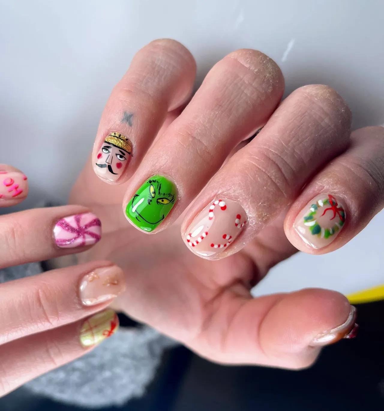 Uñas de gel con diseño de nail art colorido realizadas en Adrian Beauty Studio Ontinyent