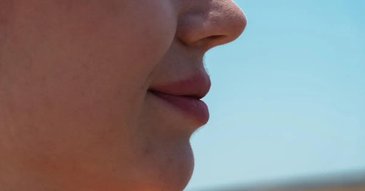 Vello en el Mentón: Causas, Cuándo Preocuparse y Métodos de Depilación Comparados