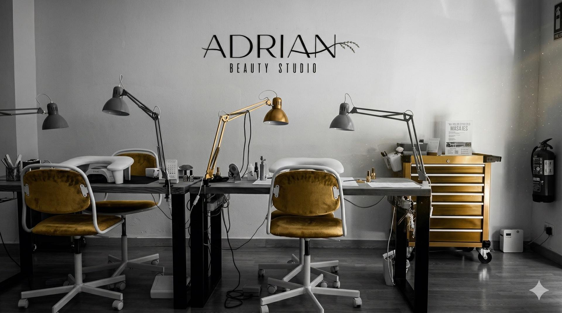Sala de manicura en Adrian Beauty Studio Ontinyent — mesas de trabajo profesionales con sillas doradas y el logo del estudio